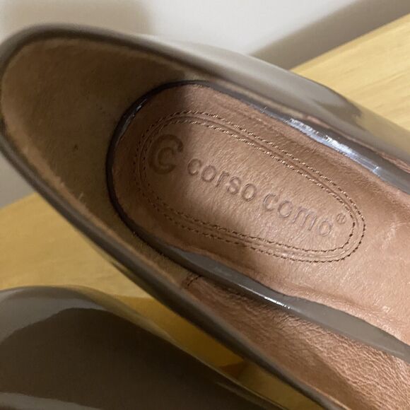 Corso Como Taupe Shoes Size 9M Patent Leather 3.5” Wooden Block Heel Pumps - Picture 4 of 12